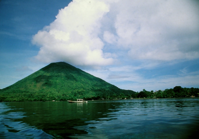 Gunung Volcano, Banda